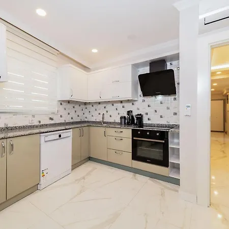 Cozy Flat With Balcony 15 Min Walking Distance To Beach In Muratpasa, Antalya 公寓 *